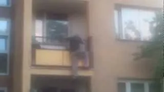 spider-man wbija na melo przez balkon