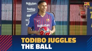 Todibo touches the ball at Camp Nou for the first time