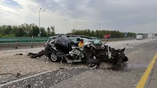 Внедорожник рассыпался: момент ДТП с самосвалом в Тульской области