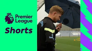 De Bruyne scares Cancelo with an umbrella 😂