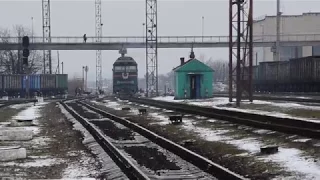 ТЭП70-0110 ОБГОНЯЕТСЯ ПОД пассажирский поезд сообщением Запорожье-1-пологи-Бердянск.