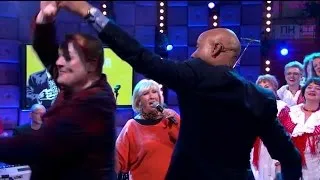 Willeke Alberti & Amsterdamse Zwanenkoor zingen pareltjes uit de Jordaan - RTL LATE NIGHT