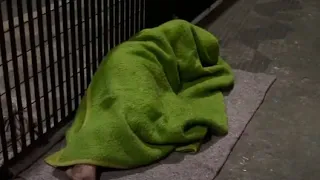 Moradores de rua sofrem com o frio em São Paulo