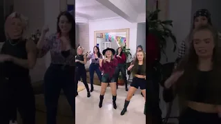 Foi daqui que pediram dancinha oficial de Dupla de Três? 💃😜