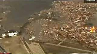 Japan: Tsunami waves of mud, boats, cars, fire - Japon : vague de boue, voitures 11.03.2011