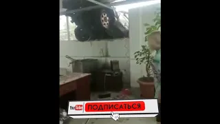 В Токмаке пьяный водитель влетел в окно здания швейного цеха