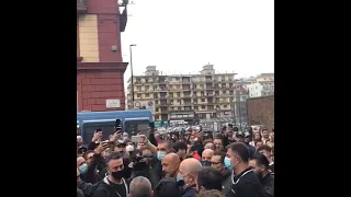 Spalletti INCONTRA alcuni TIFOSI del Napoli prima della partenza per Roma