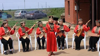 Давайте поддержим музыкальное подношение Трем драгоценностям