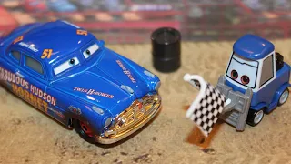 Mattel Disney Cars 3 Double Clutch Daley & Dirt Track Fabulous Hudson Hornet (Doc) 2-Pack 2021