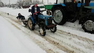 Завалило снегом. Чистим станицу, катаемся на санках.