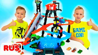 Влад и Никита играют с игрушечными машинками | Город Hot Wheels