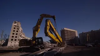 Introducing the Cat® 352 UHD Demolition Excavator