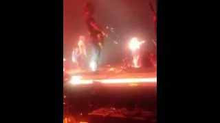 Keith Urban -melb KISS A GIRL sing off