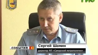 Двое парней вскрыли кабину машиниста метро