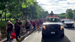 Hundreds in migrant caravan head for the US