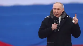 Putin hails soldiers’ efforts at rally