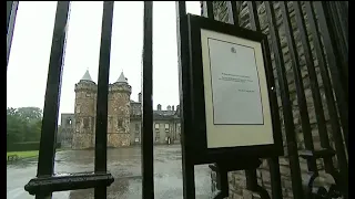 RAW: Announcement of queen's death posted outside Buckingham Palace