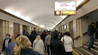 Багатолюдне київське метро