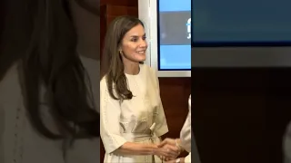 La reina Letizia muestra su interés por los videojuegos en la reunión de la Fundación FAD Juventud