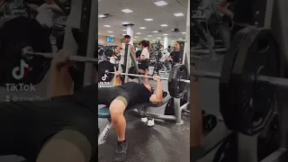 臥推225lbs/102kg 臥推整人沒有騙到可惡🤣