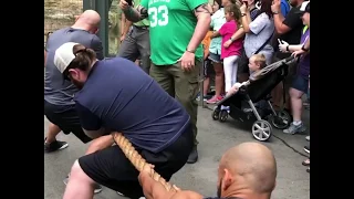 Lion beat three men WWE in a tug-of-war 2018