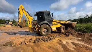 PÁ CARREGADEIRA, RETROESCAVADEIRA E CAMINHÃO! Trabalhando em pontos de alagamento.