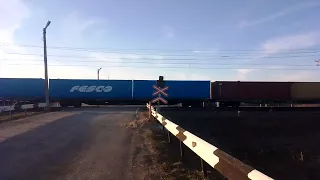 [РЖД] [Вторая часть] 2ЭС6-1023 с контейнерным поездом проезжает железнодорожный переезд