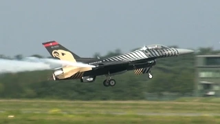 Amazing Display F 16 " Soloturk" at Belgian Air Force Days 2014