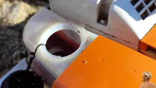 Заправка бензопилы удобной канистрой Refueling a chainsaw