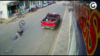 Ciclista empina bicicleta, cai no meio da rua e tombo viraliza no ES