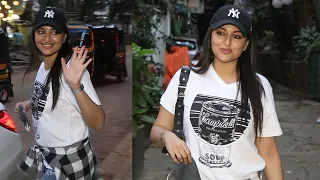 Stunning Sonakshi Sinha Cute Pap Talk's With Media As She Got Snapped Outside Studio On Mumbai Roads