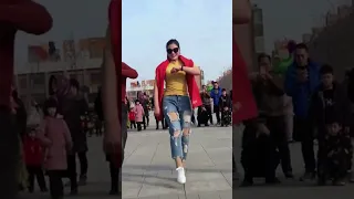 ♫♪ 🎶💃ТАНЦУЕТ💃КРАСОТКА 🔝💘💃ЦинЦин🔔♪ Суунун Боюнда ♪ Поёт киргизский мальчик Элнар Дайыр ♪♫🔔🔔🔔  #Shorts