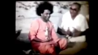 SATHYA SAI BABA Video - In Dwaraka,  Baba pulls out Krishna Idol from sands.