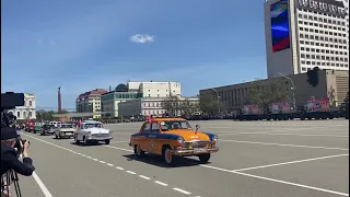 На площади стартовал автопробег из ретро-автомобилей со знаменами