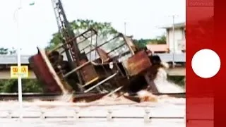 Video: China flood - dredge crashes into bridge - Typhoon Haiyan damage