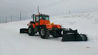 Трактор бульдозер грейдозер Ярославец в работе на снегоочистке.