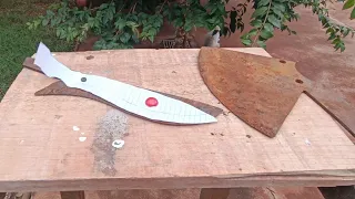 concertando uma faca Kukri e um cutelo na forja