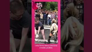 Luísa Sonza dança com fã na Avenida Paulista