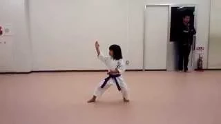 Chitose(5-year-old girl) practicing Kankudai 5歳の千歳ちゃん観空大練習中 [2014-10-30]