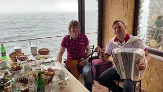 На озере Севан в Армении. Бутусов и Матвеев играют по слуху «Ов сирун сирун» армянский хит!