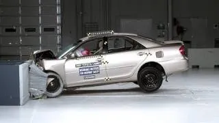 2002 Toyota Camry moderate overlap IIHS crash test