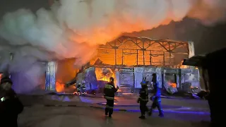 Жуткий пожар на складе в Красноярске. Огонь охватил шесть тысяч квадратных метров
