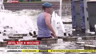 Самые отчаеные десантники плещутса в фонтане Москвы