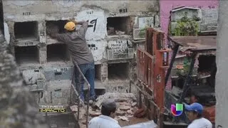 En un cementerio están sacando a  los muertos de sus tumbas