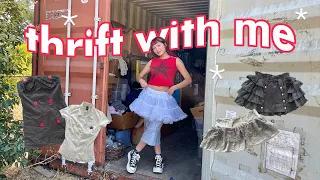 THRIFT WITH ME // thrifting on a farm for *VINTAGE* Hot Topic clothes!!!