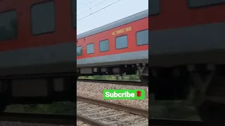 train video//rajdhani train full speed video//#train #railgate #levelcrossing #viral