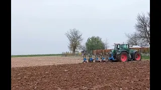 Fendt 824 met Lemken 5-schaar aan het ploegen.