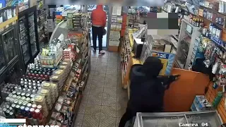 2 men, 1 with rifle, rob Lower East Side store