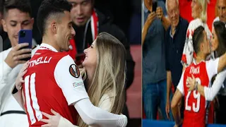 Arsenal players kiss 💋 their girlfriends at the Emirates😍😍❤️