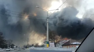 Пожежа на ринку Барабашово, зафільмована з машини. 2022-03-17